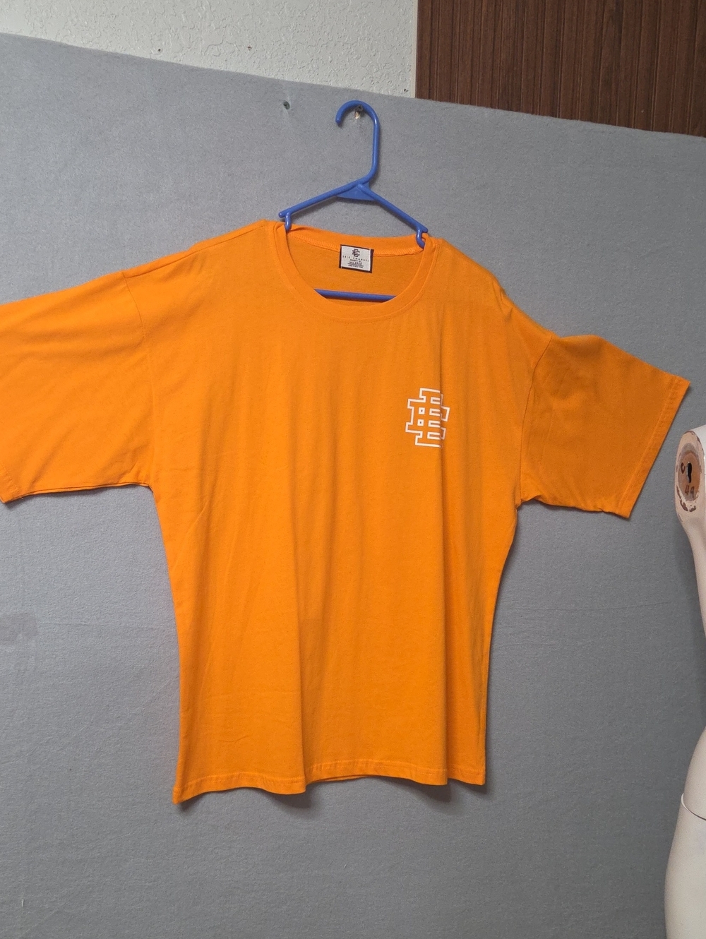 Men's Orange Short-Sleeve Graphic Tee Nwot Xlarge.